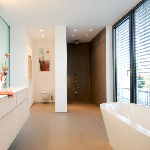 TwooDoo - großzügiges Badezimmer mit Wanne und Dusche.